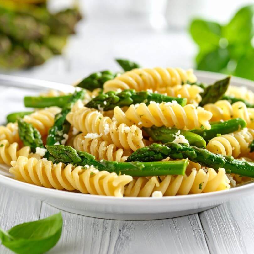 Fusilli keto con asparagi, un piatto con solo 9g di carboidrati, ricco di proteine e ideale per la dieta chetogenica.