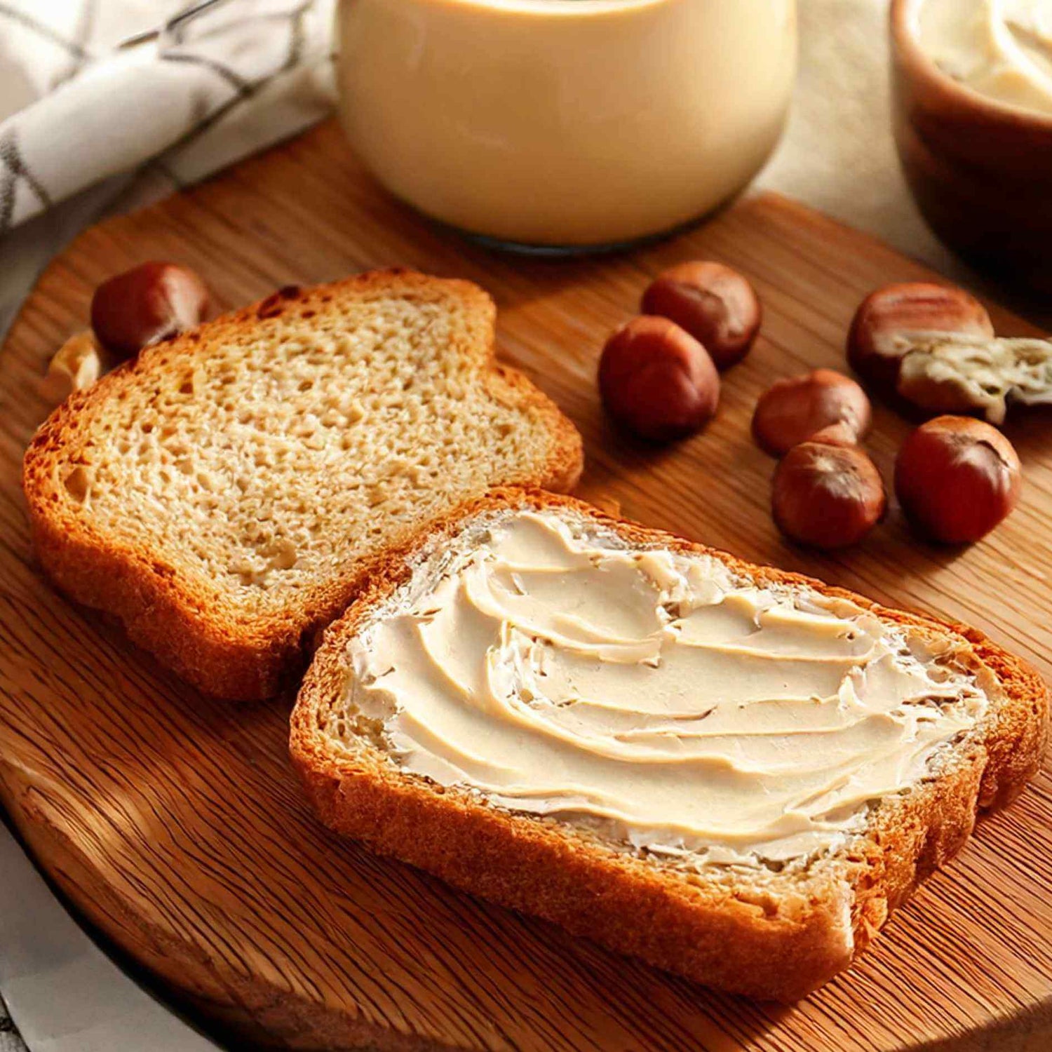 Pane integrale con crema proteica gusto nocciola, alimenti keto e dieta chetogenica, 200g di golosità.