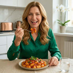 Kepasta Gnocchi: donna felice che gusta gnocchi in un piatto, ideale per dieta chetogenica.