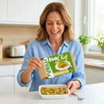 Fusilli keChef agli asparagi Pronti: donna felice apre scatola di pasta fresca con asparagi, ideale per dieta chetogenica.