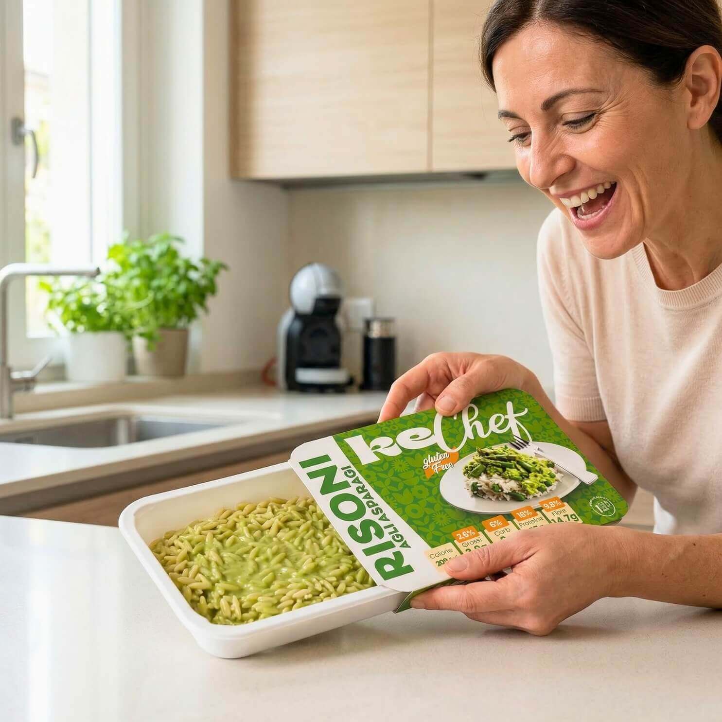 Donna felice che mostra il prodotto Risoni keChef agli asparagi Pronti, ideale per dieta chetogenica.
