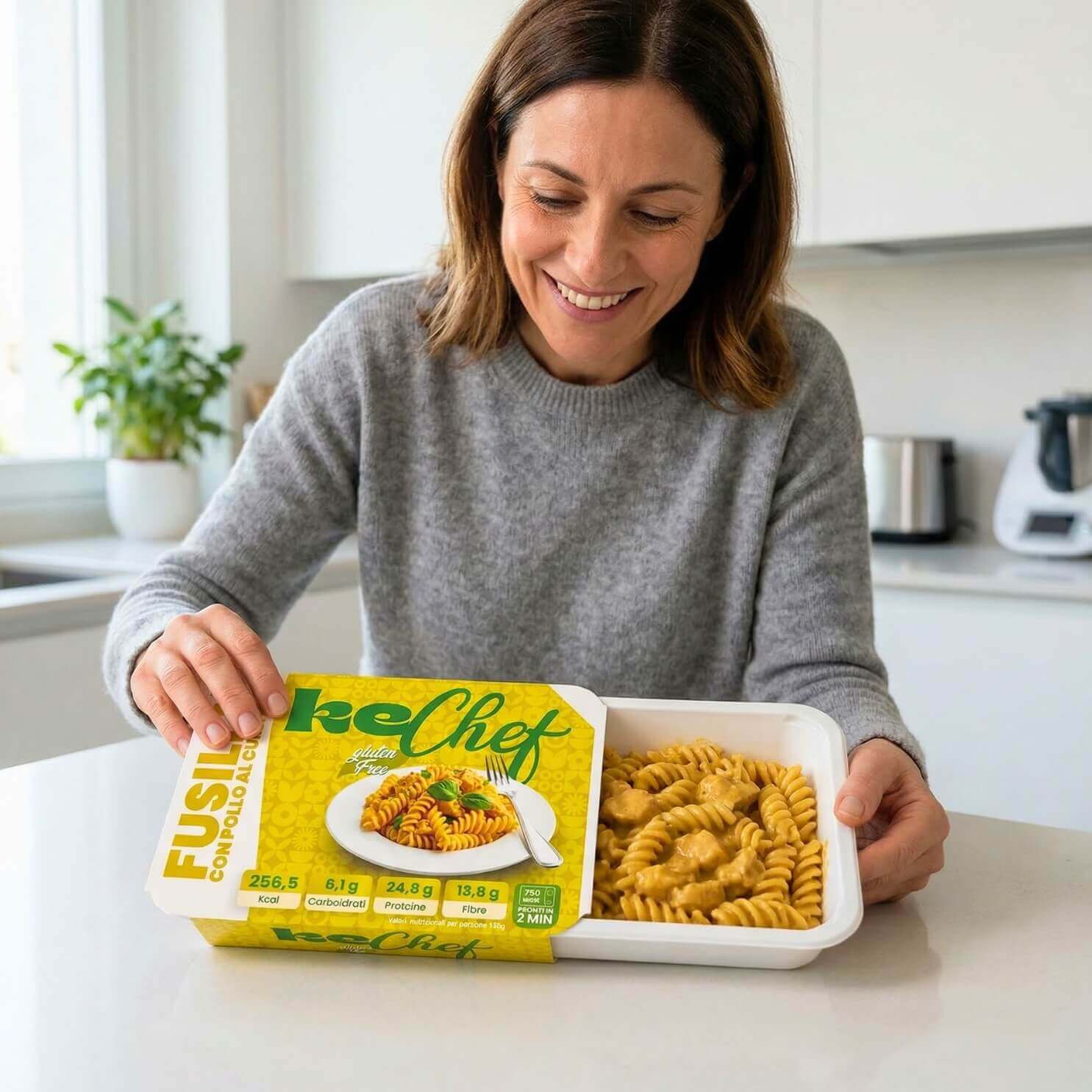 Donna che apre la Box G8 Premium Spesa mensile con fusilli, ideale per dieta chetogenica e pasti pronti.