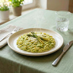 Risoni keChef agli asparagi Pronti, piatto di pasta verde con asparagi su tavola elegante.
