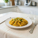 Fusilli keChef al pollo e curry Piatto Pronto servizio caldo su piatto con decorazioni verdi.
