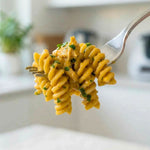 Fusilli keChef al pollo e curry Piatto Pronto con salsa gialla e guarnizione di erbe aromatiche.
