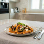 Box X1 settimana piatti pronti: piatto di pasta con melanzane e formaggio, pronto da gustare.