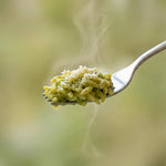 Risoni keChef agli asparagi Pronti su una forchetta con vapore, ideale per dieta chetogenica.