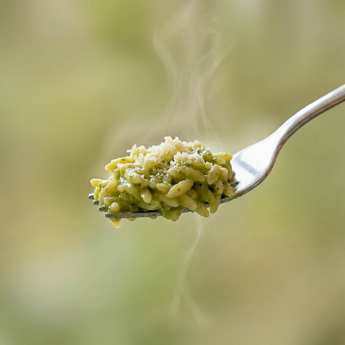 Risoni keChef agli asparagi Pronti su una forchetta con vapore, ideale per dieta chetogenica.