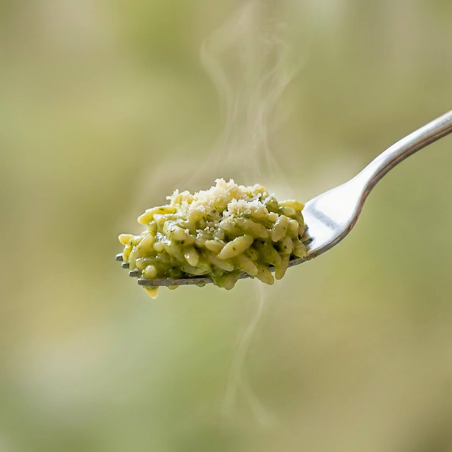 Risoni keChef agli asparagi Pronti su una forchetta con vapore, ideale per dieta chetogenica.