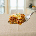 Lasagna keChef vegetariana Pronta servita su una forchetta, ricca di verdure mediterranee e pronta in un minuto.