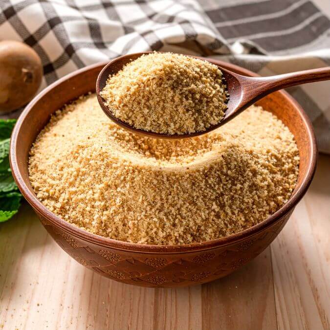 Pangrattato keto in una ciotola di legno, prodotto ideale per la dieta chetogenica e alimenti proteici.