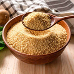 Pangrattato keto in una ciotola di legno, prodotto ideale per la dieta chetogenica e alimenti proteici.