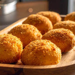 Pangrattato keto su sfere dorate croccanti, ideale per dieta chetogenica e alimenti proteici.