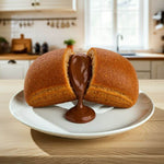 Saccottino al cioccolato fondente con cuore di crema pasticcera in un piatto, alimento keto per dieta chetogenica.