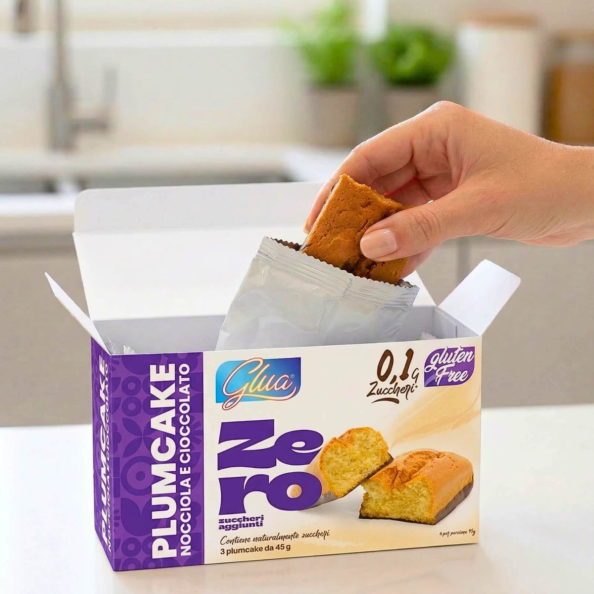 Plumcake con base di cioccolato gusto nocciola keto, ideale per dieta chetogenica e senza zucchero.