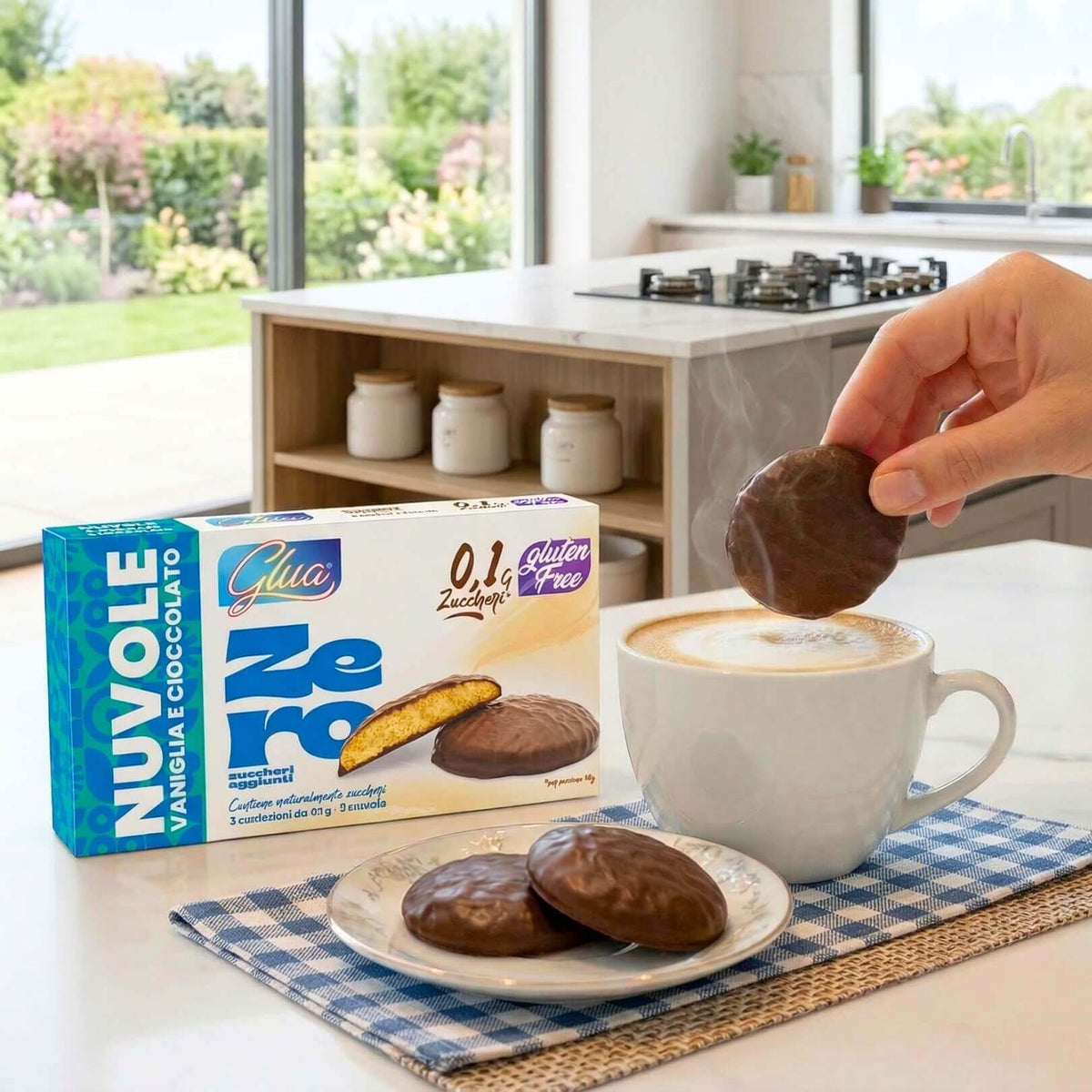 Biscotti proteici Nuvole ricoperti di cioccolato gusto vaniglia accompagnati da una tazza di caffè.