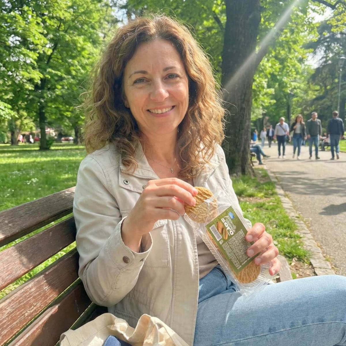 Forma di Fior di Crema Proteici al Pistacchio in un parco, perfetta per la dieta chetogenica.