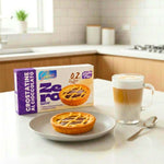 Crostatine con crema al cioccolato su un piatto con una bevanda calda, ideale per dieta chetogenica.