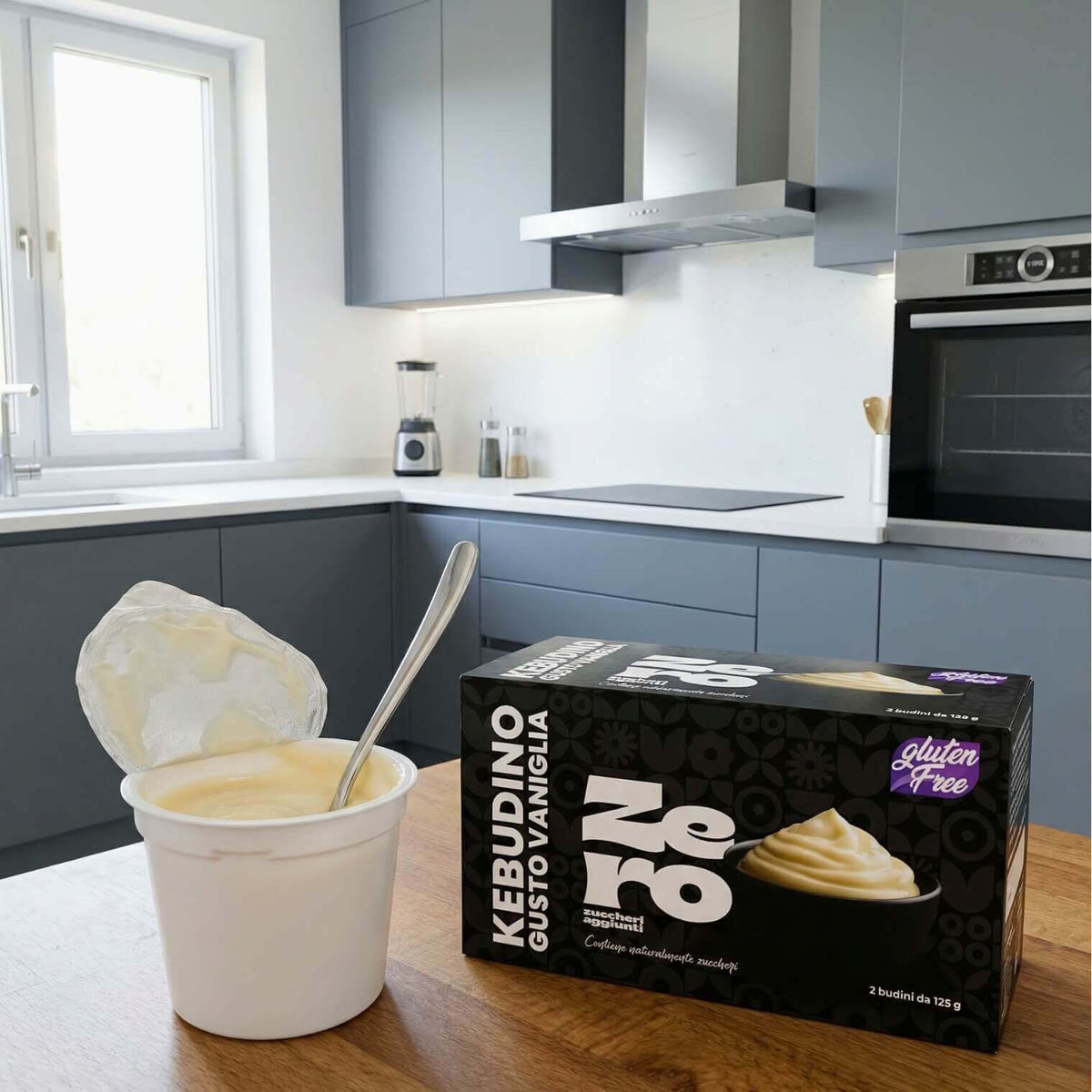 Kebudino proteico alla Vaniglia in cucina con dolce di vaniglia e confezione, adatto per dieta chetogenica.