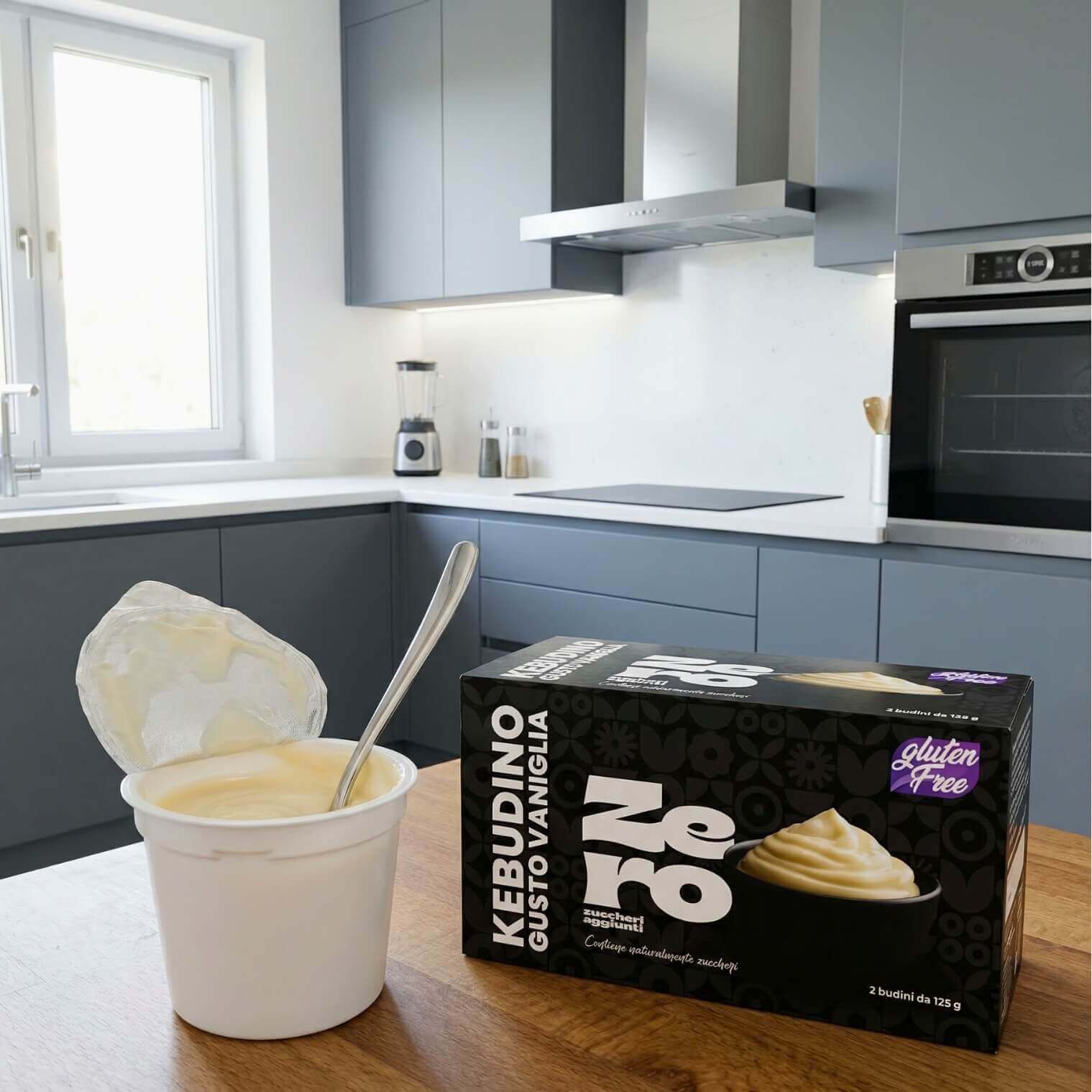 Kebudino proteico alla Vaniglia in cucina con dolce di vaniglia e confezione, adatto per dieta chetogenica.