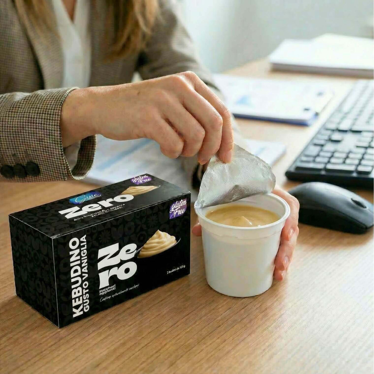 Kebudino proteico alla Vaniglia in una confezione mentre viene servito in un ufficio.