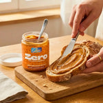 Crema proteica al caramello salato spalmata su pane, ideale per dieta chetogenica.
