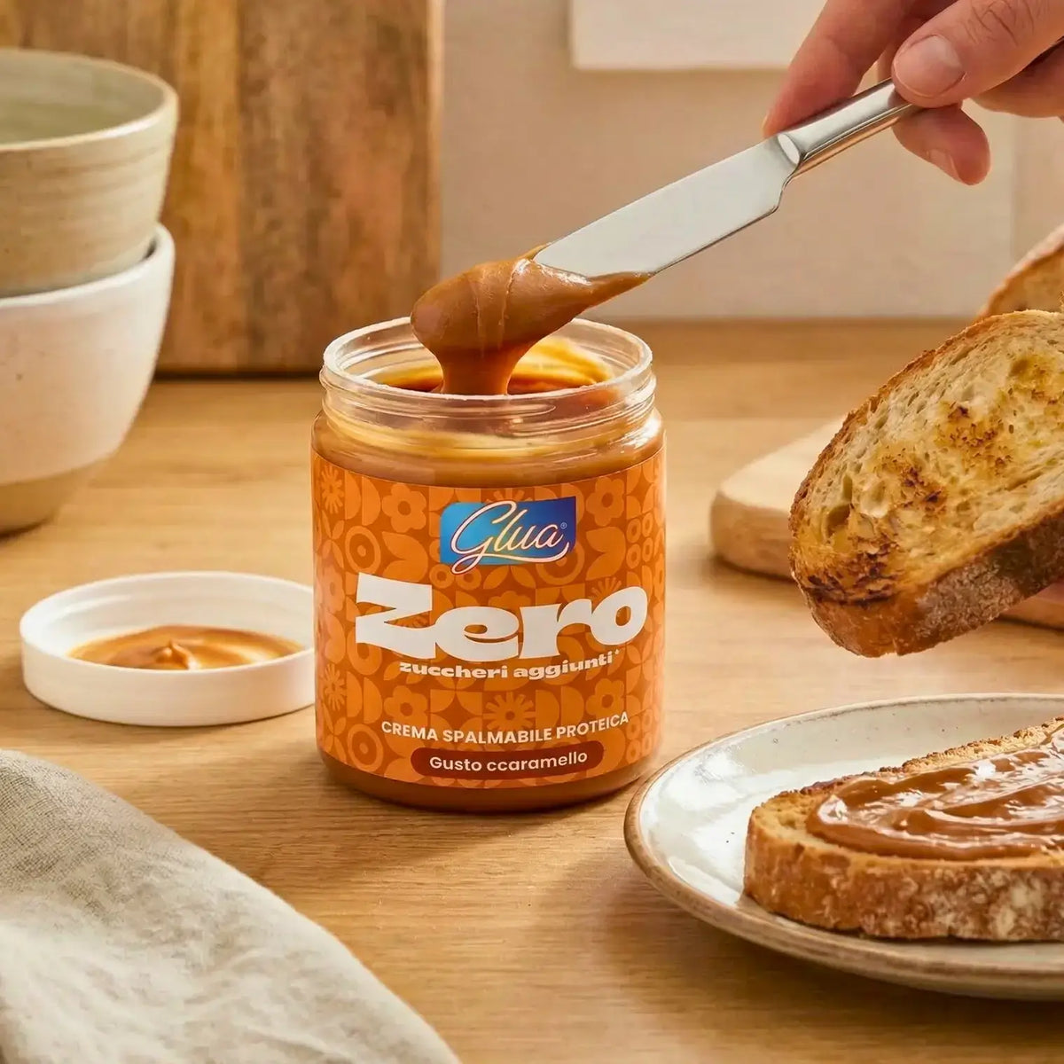 Crema proteica al caramello salato su toast con cucchiaio, ideale per dieta chetogenica.