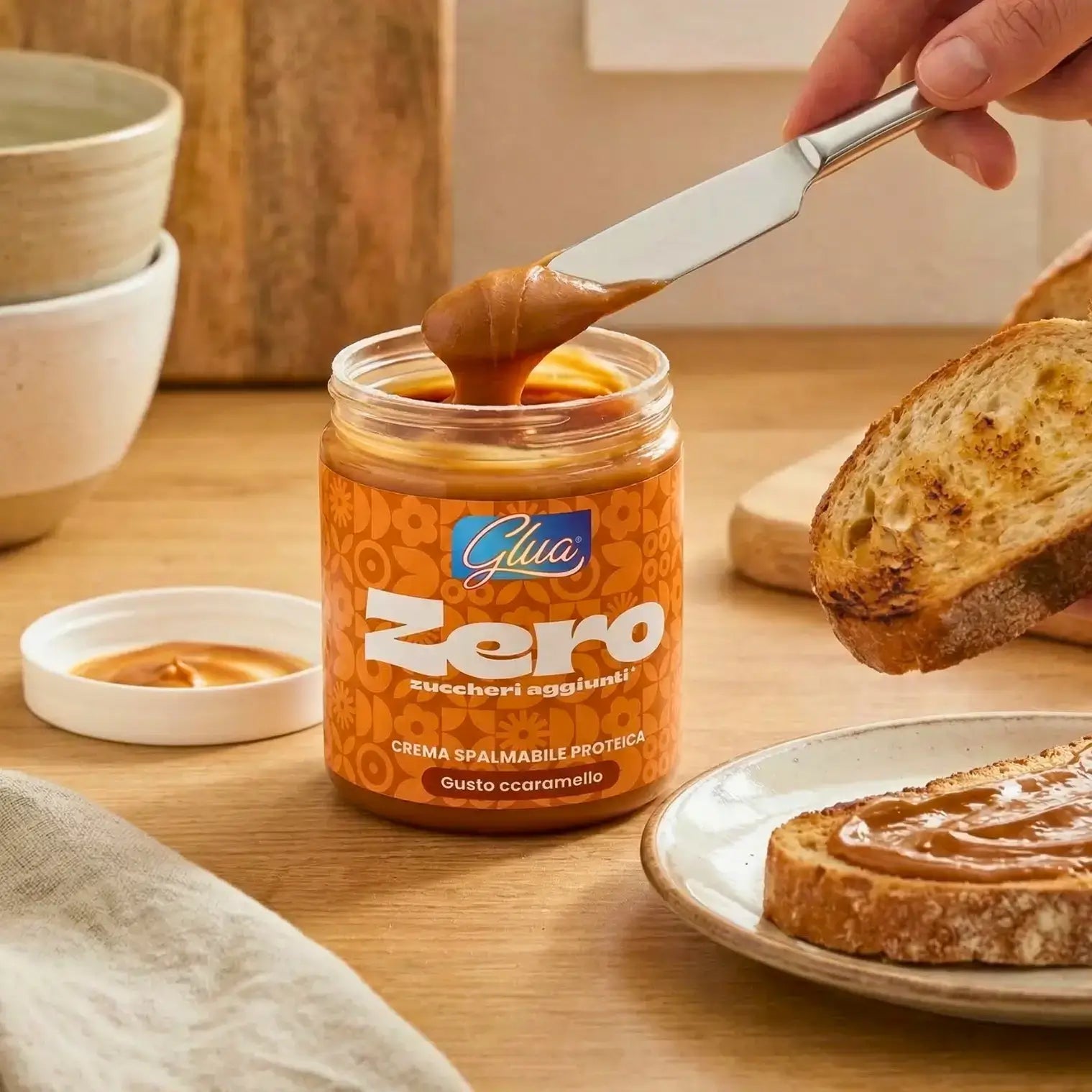 Crema proteica al caramello salato su toast con cucchiaio, ideale per dieta chetogenica.