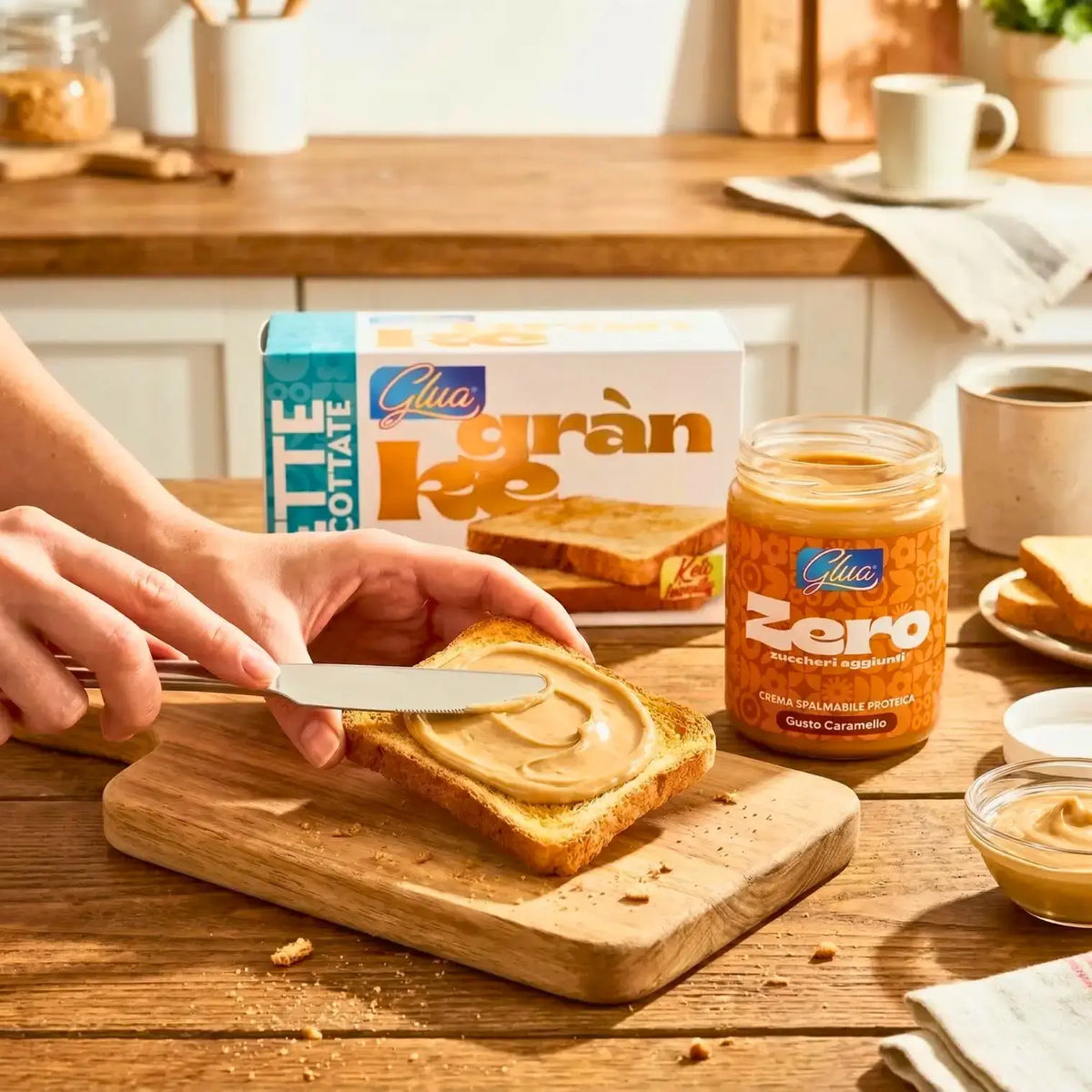 Crema proteica al caramello salato spalmata su pane tostato in un ambiente rustico.