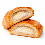 15 Cornetti proteici ripieni di crema al cocco tagliati a metà, con ripieno cremoso e dorato.