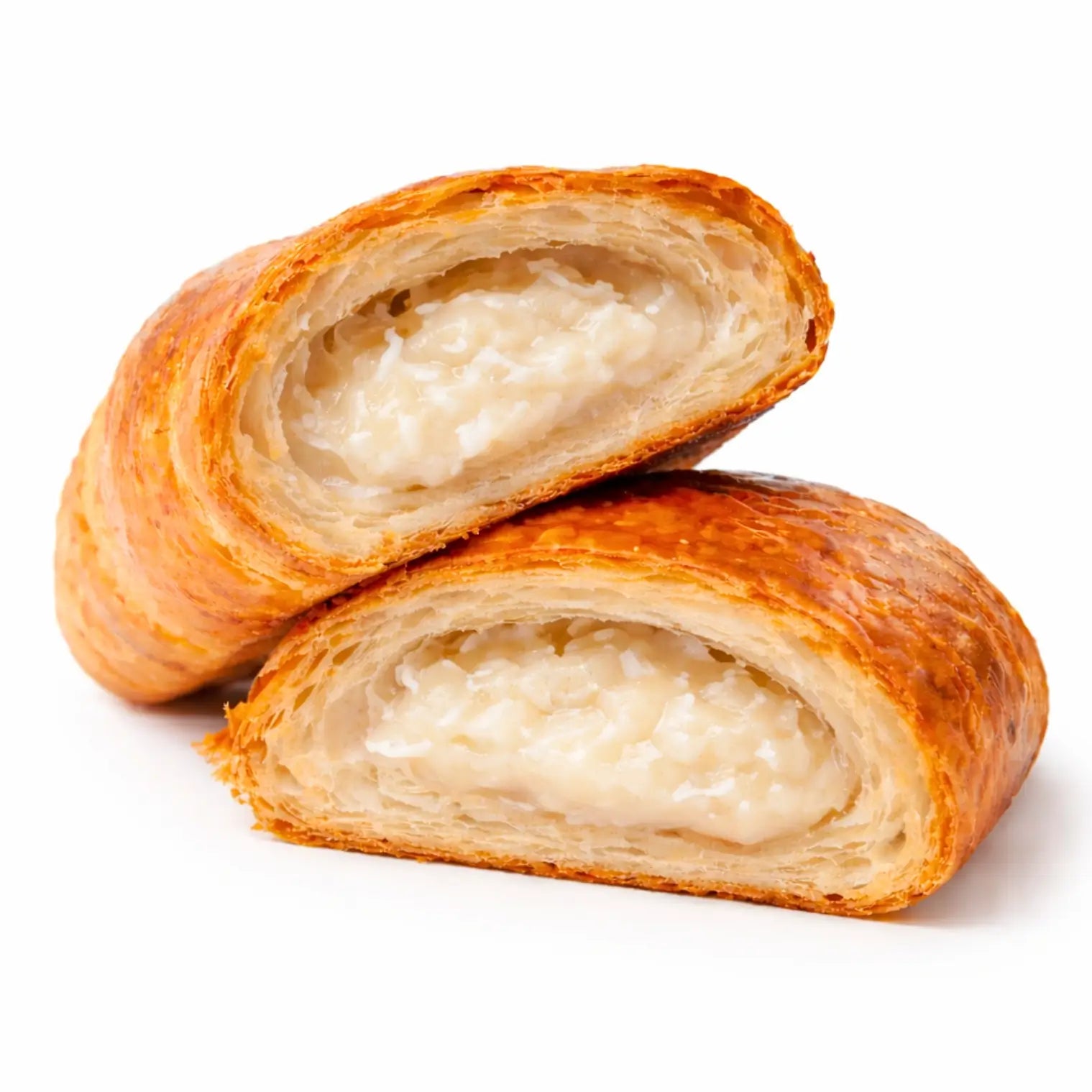 15 Cornetti proteici ripieni di crema al cocco tagliati a metà, con ripieno cremoso e dorato.