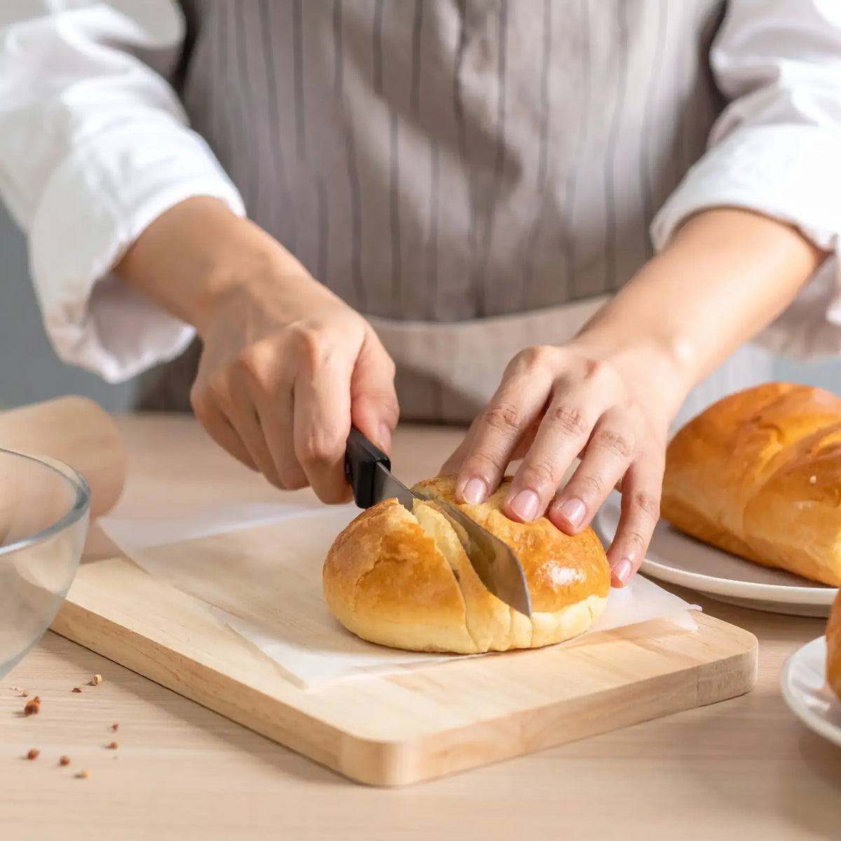 Panino Kegràn morbido tagliato su un tagliere, ideale per dieta chetogenica e ricette keto.