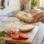 Preparazione del Panino Kegràn con crema, prosciutto e pomodoro per una dieta chetogenica e keto.