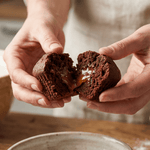 15 Muffin proteico multicereale di crema cioccolato e albicocca diviso a metà, con crema al cioccolato all'interno.