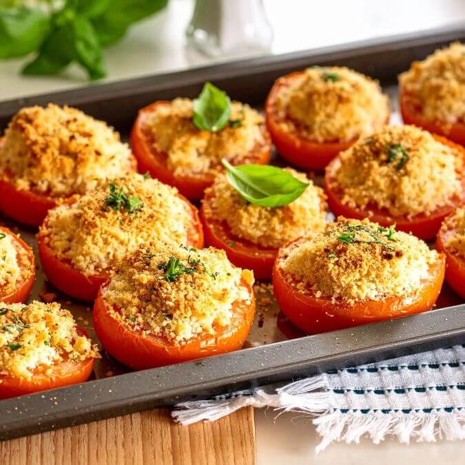 Pangrattato keto: pomodori ripieni croccanti e saporiti per una dieta chetogenica.